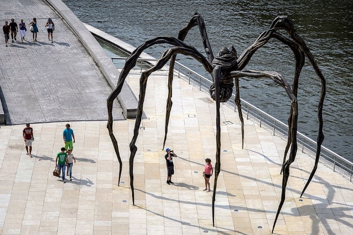 Louise Bourgeois Anne heykeli ''Maman'' 1999